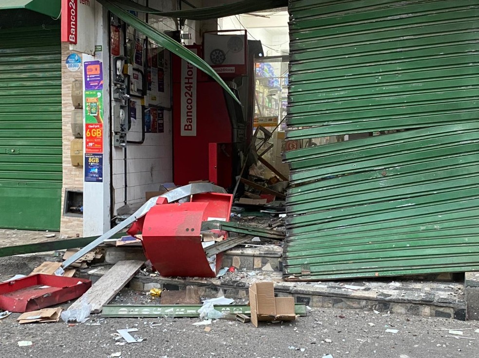 Caixas eletrônicos são explodidos em farmácia no bairro de São Caetano, em Salvador — Foto: Camila Oliveira / TV Bahia