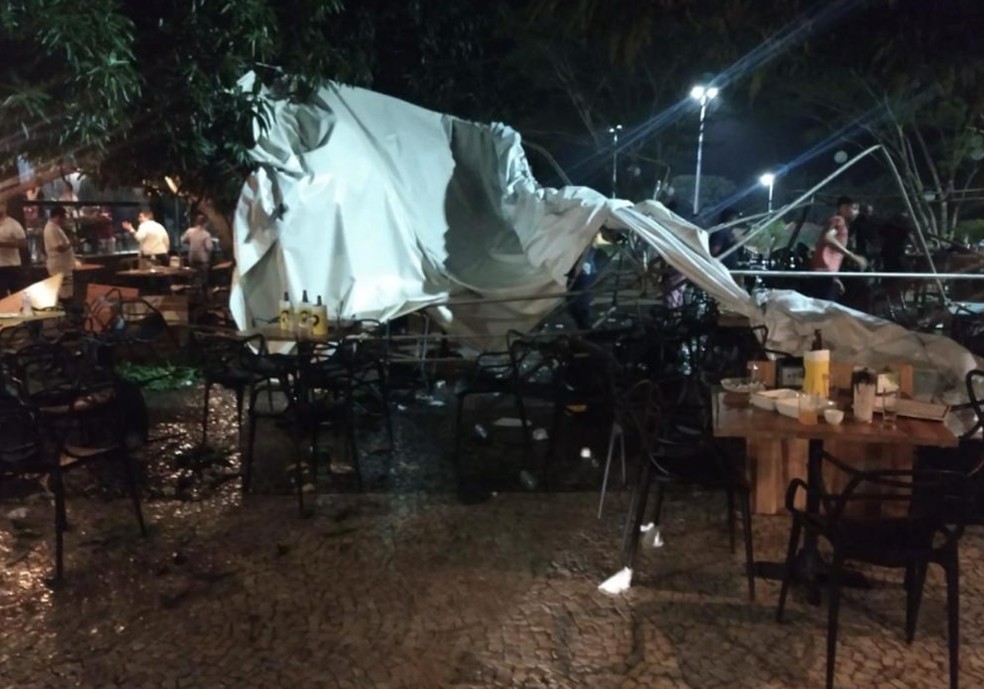 Tenda de restaurante desabou durante o vendaval — Foto: Divulgação
