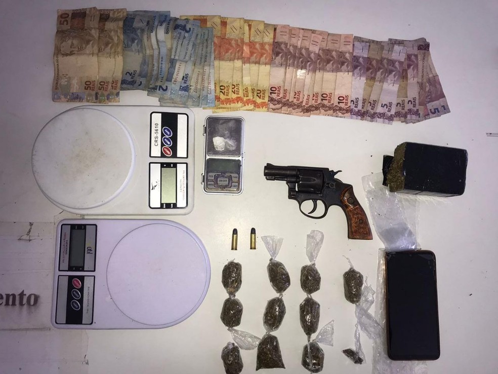 Dinheiro, arma, munições e drogas são apreendidas com mulher e adolescente, em Garanhuns — Foto: Caruaru no Face/Divulgação