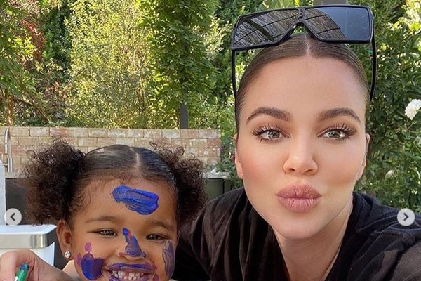 Khloé Kardashian e a filha True Thompson (Foto: Instagram)