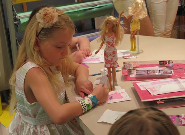 Para as aspirantes a estilistas, no Fashion Workshop as participantes recebem um kit para produzir uma roupa para a Barbie. Ela pode desenhar, colar brilhos e flores e, depois, vestir a boneca (Foto: Divulgação)