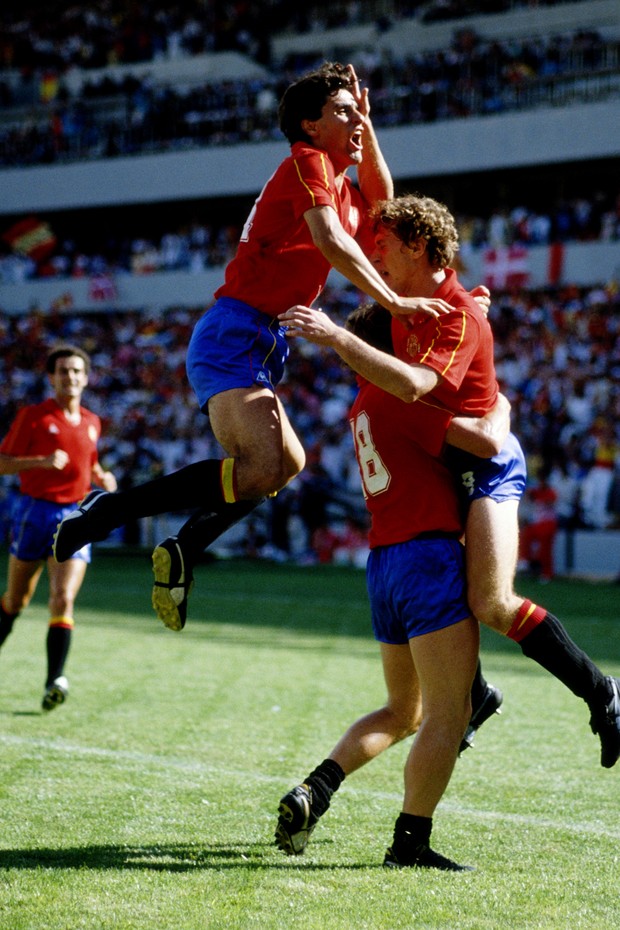 Jogadores espanhóis comemoram gol contra Dinamarca (Foto: Getty Images)