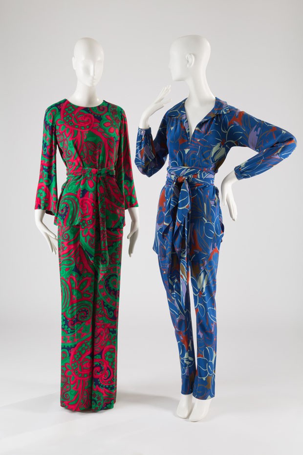 Left: Saint Laurent Rive Gauche printed silk-crepe pyjama set, c 1970. Right:  Halston printed crêpe de chine pyjama set, c 1976 (Foto:    )