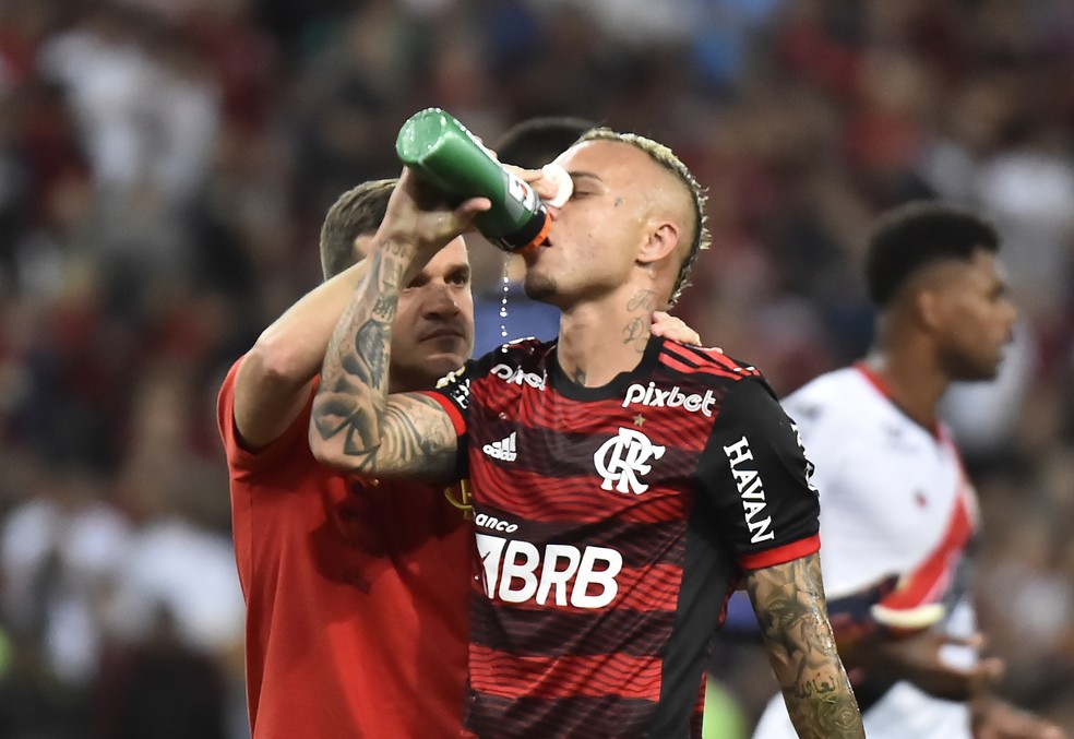 Everton Cebolinha, do Flamengo, é atendido — Foto: André Durão