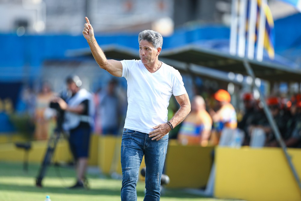 Renato doa sete toneladas de alimentos às famílias nas proximidades da Arena