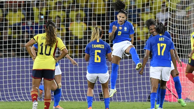 Debinha comemora gol pelo Brasil na final da Copa América Feminina
