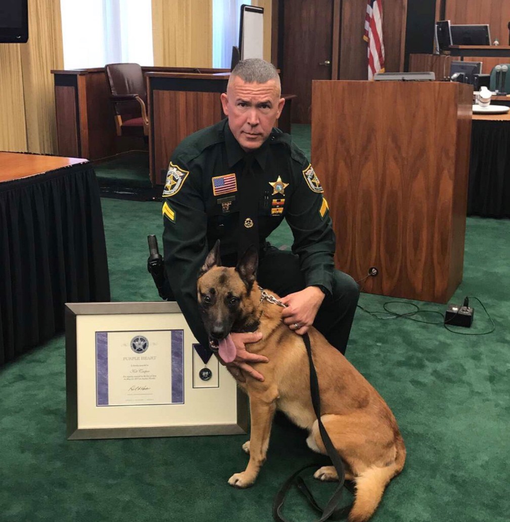 O cão Casper e o policial John Sylvester com a premiação (Foto: @PBCountySheriff/Twitter)