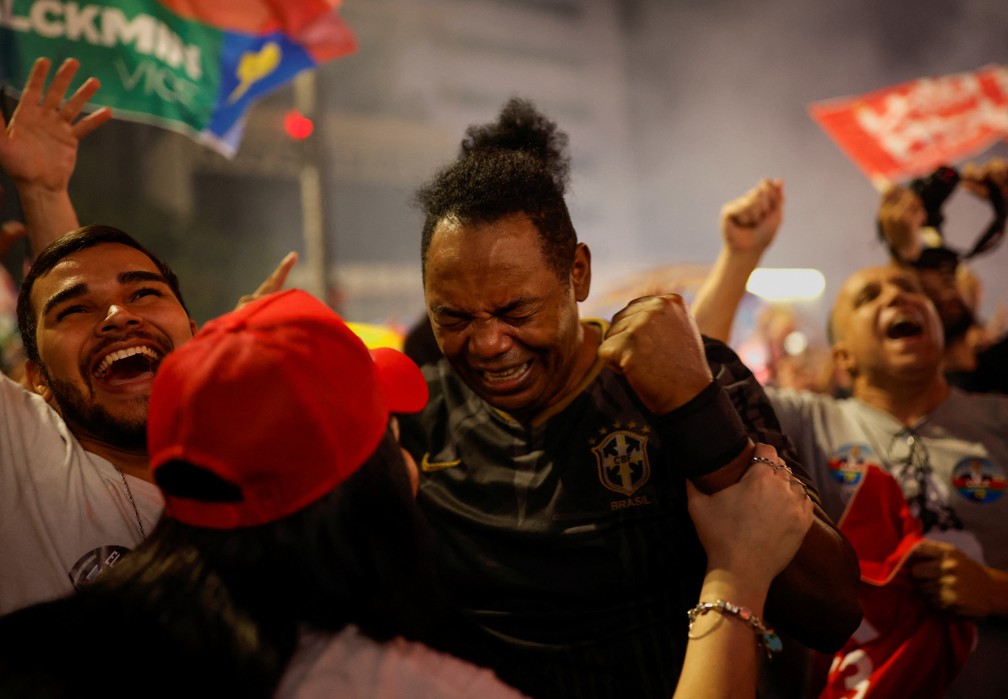 Apoiadores do presidente eleito Luiz Inacio Lula da Silva celebram vitória em São Paulo. — Foto: Reuters/Amanda Perobelli