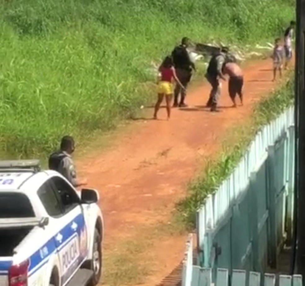 Moradores gravam policial militar agredindo homem com socos e chutes durante abordagem no AC — Foto: Reprodução