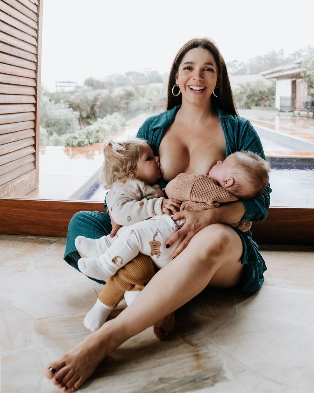 Sabrina Petraglia amamentando os filhos Maya e Léo (Foto: Reprodução/Instagram)