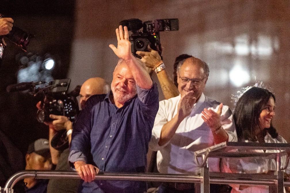 Lula e Alckmin comemoram vitória na Avenida Paulista — Foto: Fabio Tito/g1