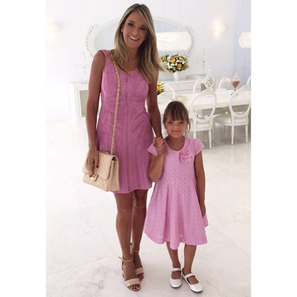 Damas de pink! Tici Pinheiro coordena look com Rafa Justus para festa infantil (Foto: Reprodução/Instagram)