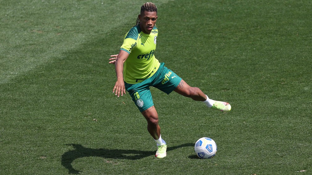 Danilo durante treino do Palmeiras na Academia de Futebol — Foto: Cesar Greco