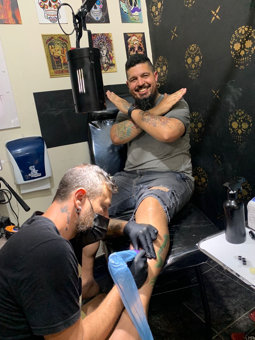 Baiano Barber enquanto fazia a tatuagem — Foto: Arquivo pessoal