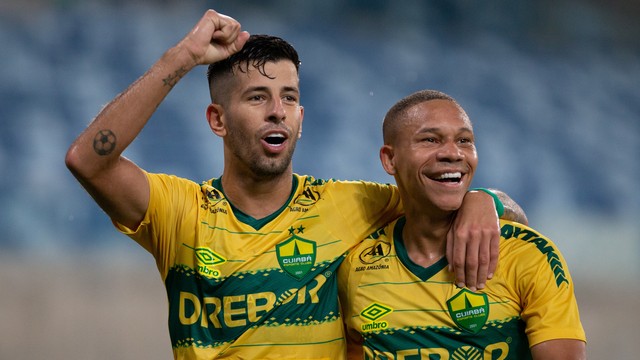 Ceppelini e Wellington Silva comemoram gol do Cuiabá
