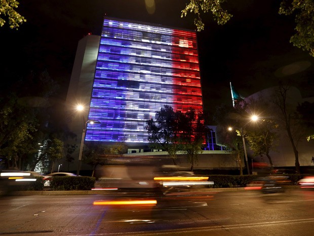 Prédio do Senado, na Cidade do México, exibe as cores azul, branca e vermelha em honra às vítimas do atentado (Foto: REUTERS/Tomas Bravo)