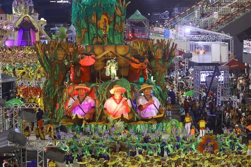 A Grande Família no desfile Carnaval de Manaus — Foto: Secom