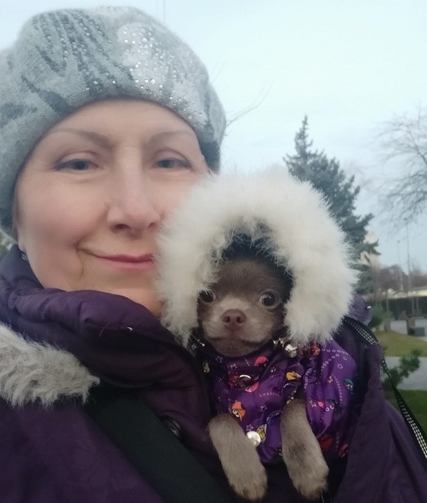 Atualmente, Irina vive numa casa precariamente equipada com 20 dos 30 cachorros que resgatou (Foto: Facebook/ Ирина Петрова/ Reprodução)