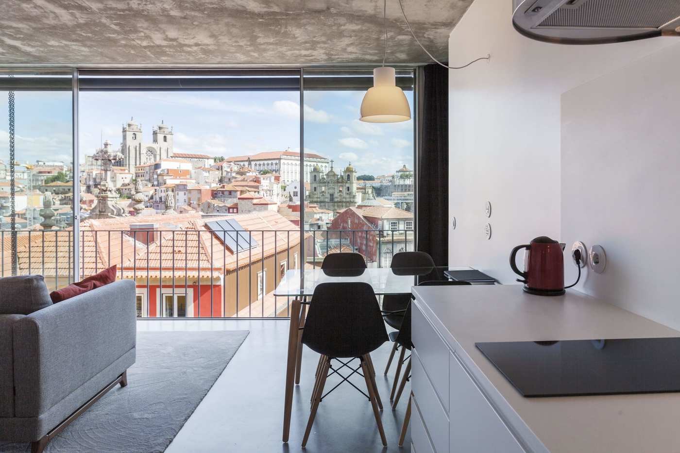 Décor do dia: sala integrada com concreto aparente e janelões  (Foto: Divulgação)