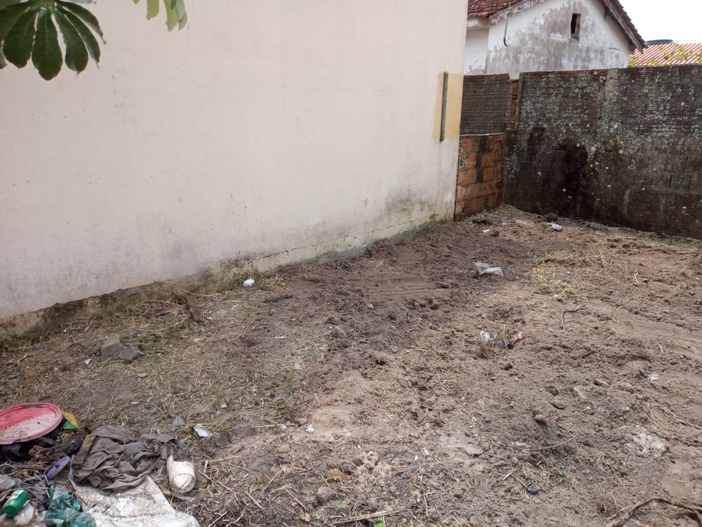 Menina de 17 anos foi morta pelo pai e enterrada no quintal de casa em Ilha Comprida, no litoral de SP — Foto: Rinaldo Rori/g1