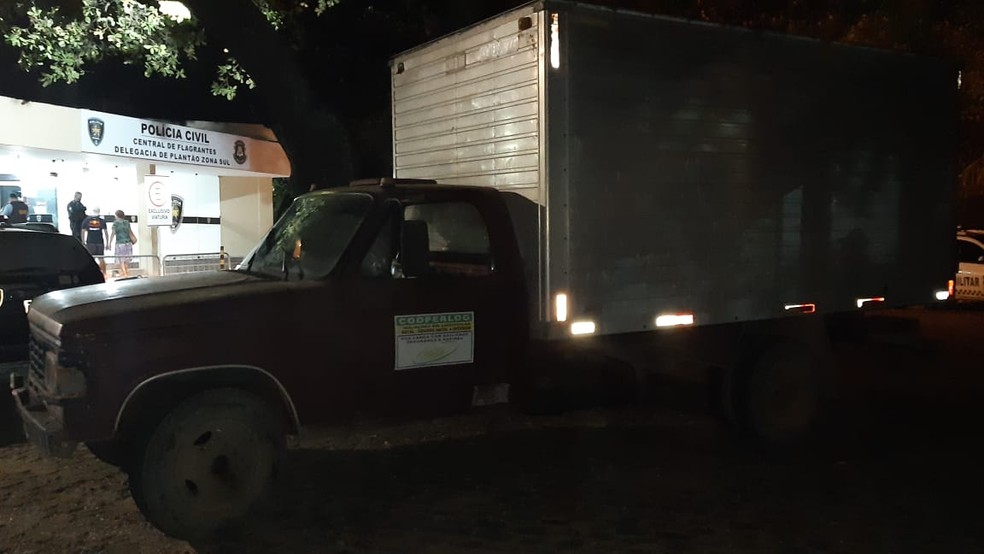 Polícia recuperou caminhão roubado pelos criminosos na noite desta terça (21) em Macaíba — Foto: Sérgio Henrique Santos/Inter TV Cabugi