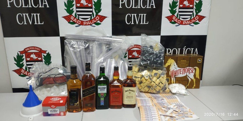 Dono de adega &eacute; preso por falsifica&ccedil;&atilde;o de bebidas vendidas por delivery 24h &mdash; Foto: Divulga&ccedil;&atilde;o/Pol&iacute;cia Civil