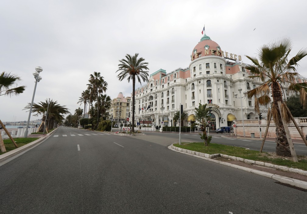 Promenade des Anglais, em Nice, ficou vazia nesta terça-feira (17) depois da determinação de confinamento estabelecida pelo governo francês — Foto: Eric Gaillard/ Reuters