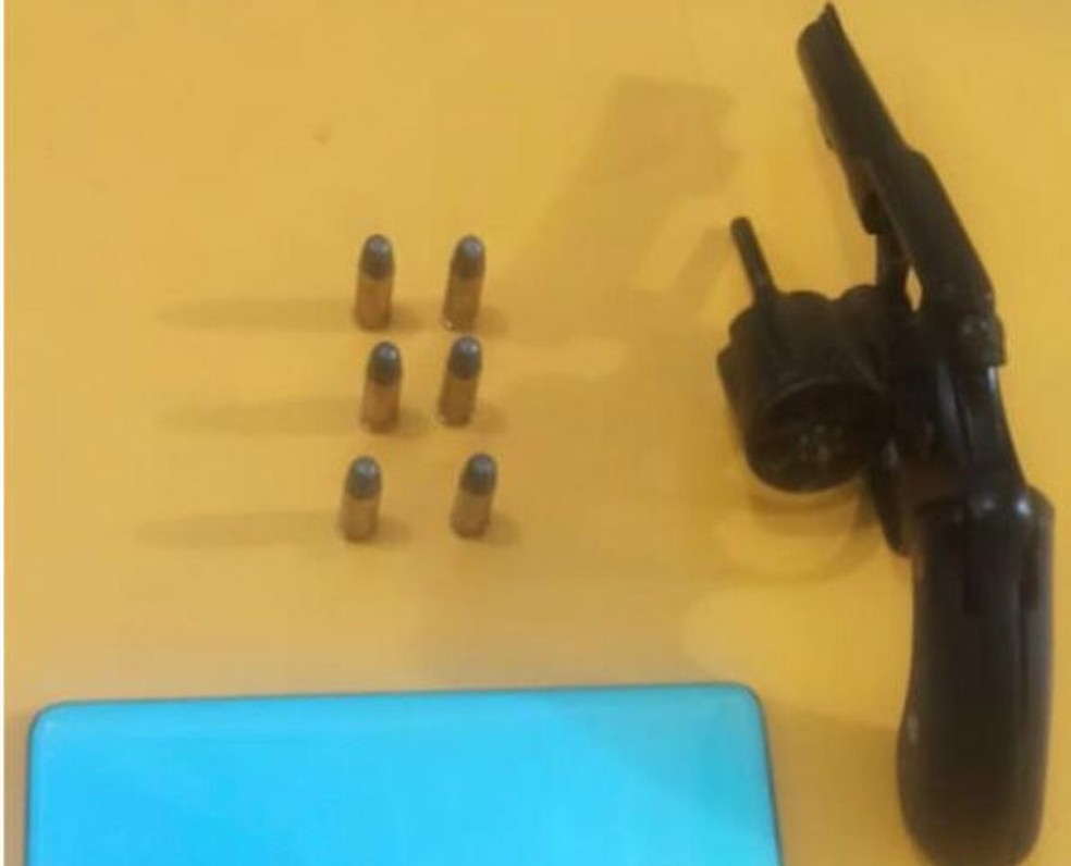 Suspeito de homicídio e de liderar o tráfico em cidade da Região Metropolitana de Salvador é preso pela PM — Foto: Divulgação/SSP