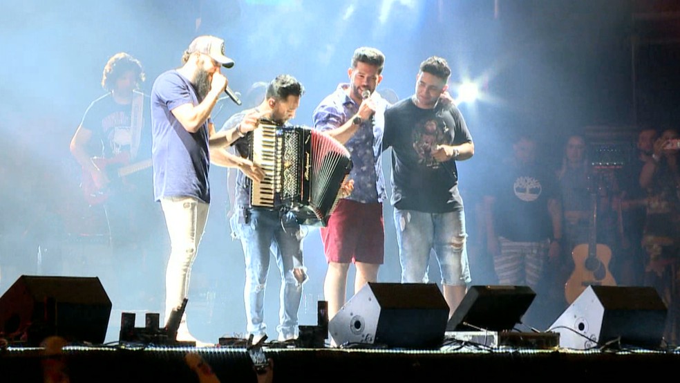 Henrique e Juliano convidaram Ranniery Gomes para encerrar o show no Fest Verão Paraíba 2018 (Foto: Reprodução/G1)