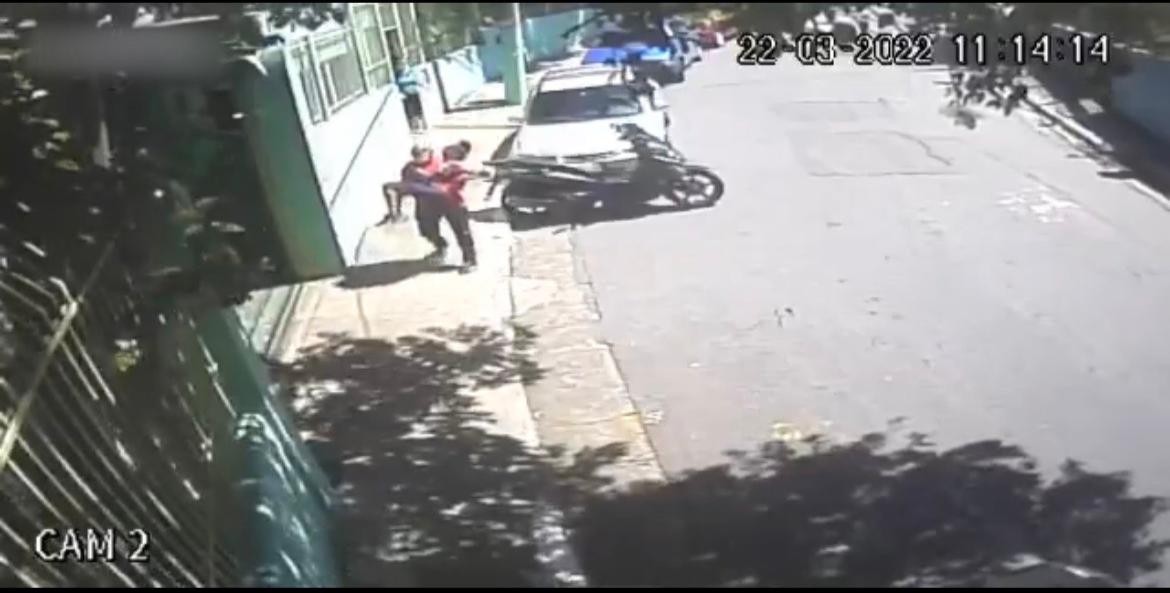 Vídeo mostra resgate de estudante esfaqueada por colega em escola na Zona Leste de SP; menina está internada em estado grave