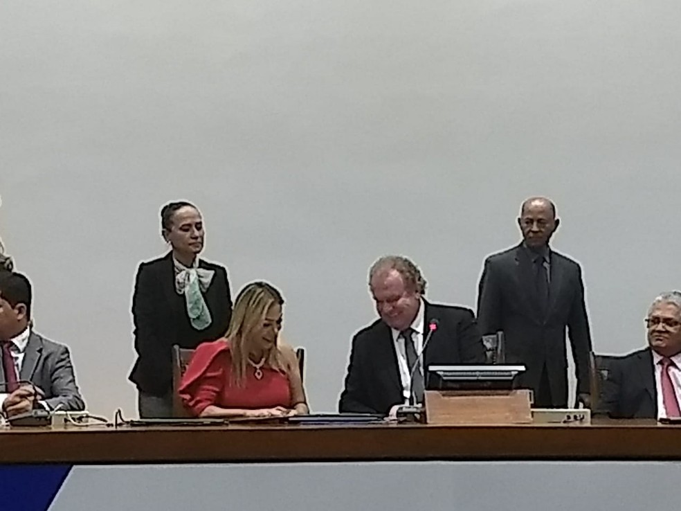 Mauro Carlesse e a nova presidente da AL, Luana Ribeiro (Foto: Gabriela Lago/G1)