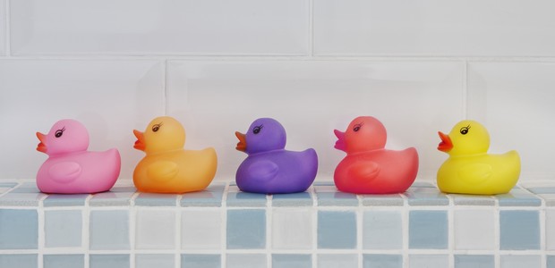 A set of coloured rubber ducks in a bathroom setting all facing same direction (Foto: Getty Images)