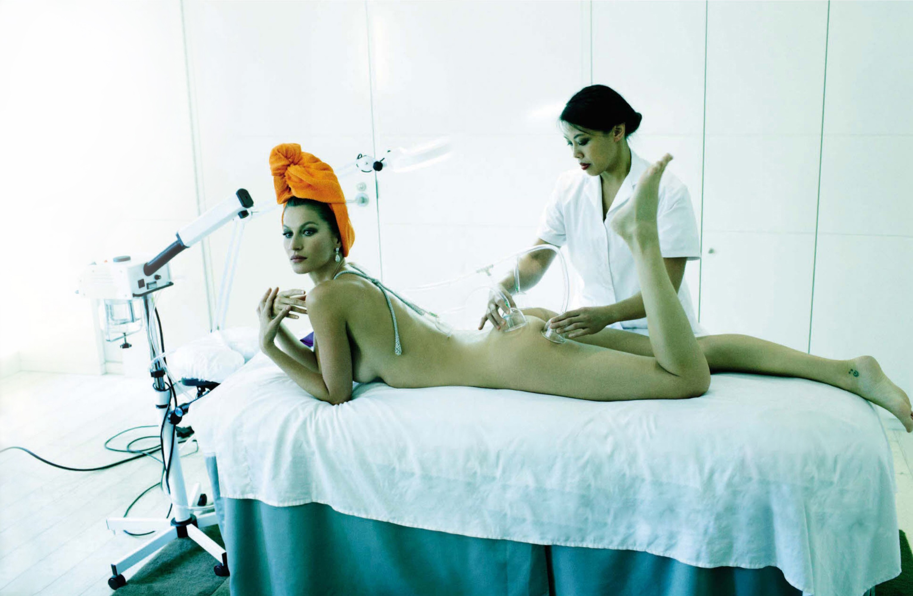 Novos tratamentos para entrar no biquíni já - e sem suar! (Foto: Steven Meisel para Vogue Itália)