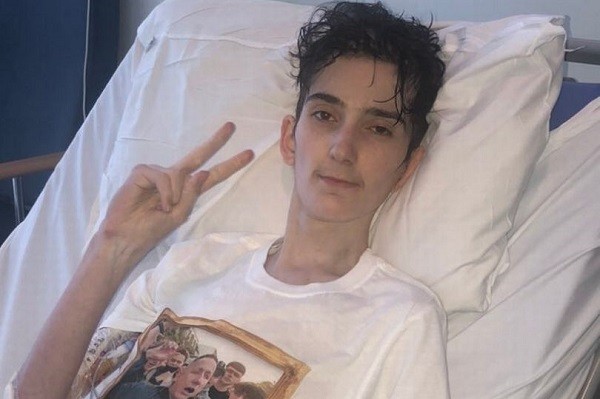 O youtuber inglês Alex Dragomir, conhecido pelo apelido Sir Kipsta, em seu leito hospitalar (Foto: Twitter)