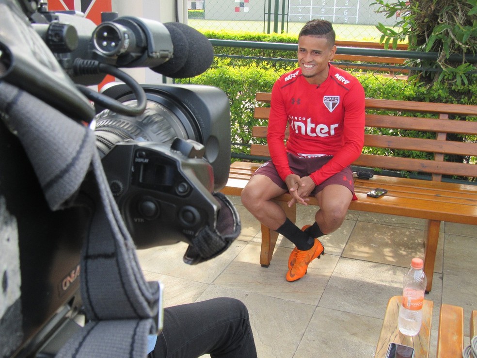 Everton tem vergonha das câmeras, mas não consegue esconder a felicidade pelo bom momento (Foto: Leandro Canônico)