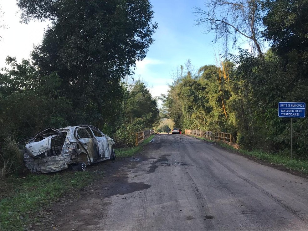 Carro foi queimado em ponte do distrito de Monte Alverne — Foto: Kelly Veronez/RBS TV