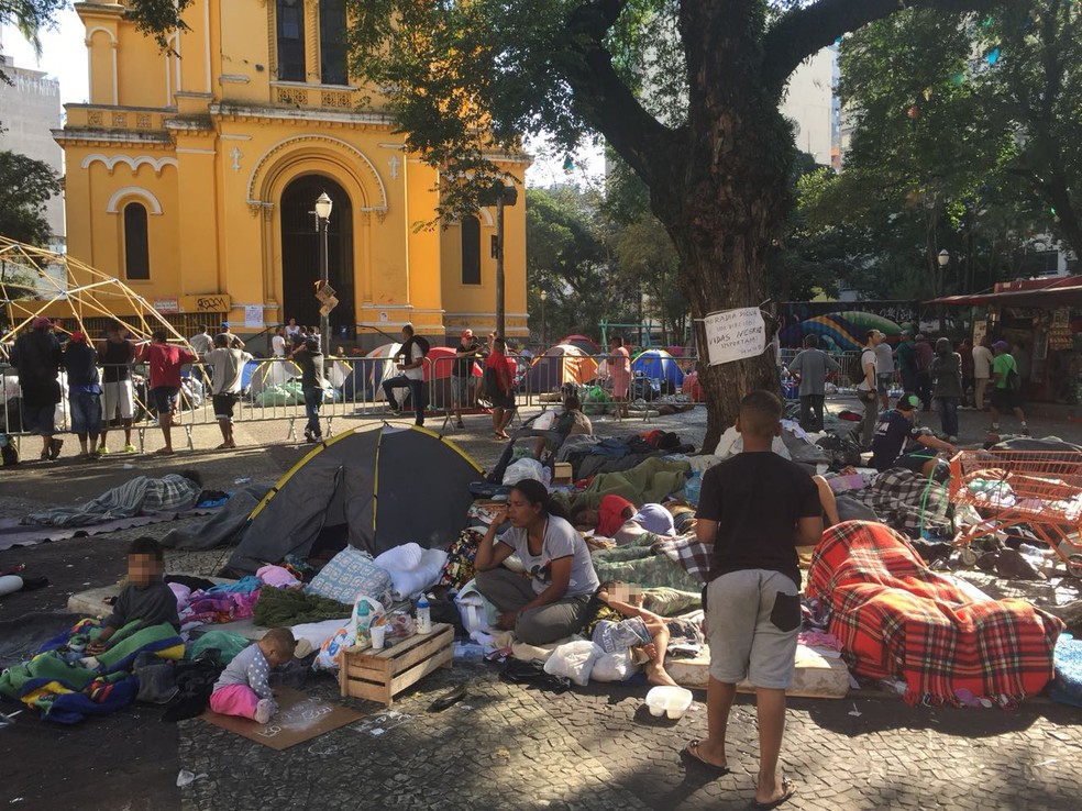 Crianças desabrigadas por desabamento dormem próximo ao local da tragédia (Foto: Roney Domingos/G1)