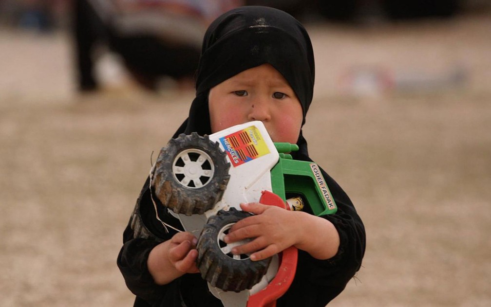 CrianÃ§as vivem com as mÃ£es no campo de refugiados, onde a ideologia do EI persiste em meio a parte dos seguidores â€” Foto: BBC