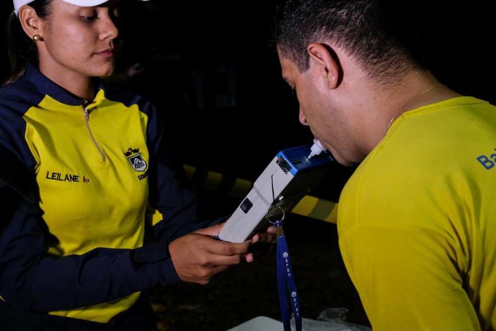 Foram aplicados 102 testes de alcoolemia durante blitz em Cuiabá — Foto: Secom - MT