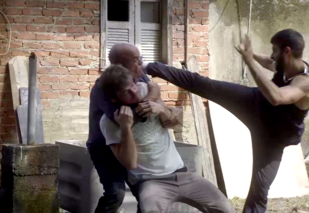 Beto e Ícaro dão surra em Galdino (Foto: TV Globo)