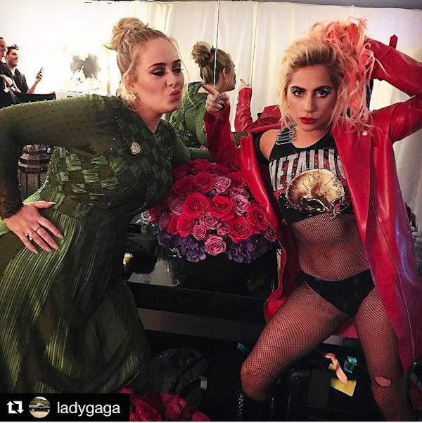 Lady Gaga e Adele próximas a um arranjo produzido por Jeff Leatham (Foto: Instagram)