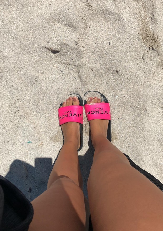 Anitta aposta em look grifado para ir a praia em Miami (Foto: Reprodução/Instagram)