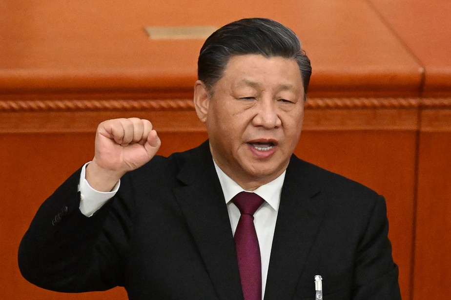 Presidente da China, Xi Jinping, presta juramento após ser reeleito como presidente para um terceiro mandato durante a terceira sessão plenária do Congresso Nacional do Povo