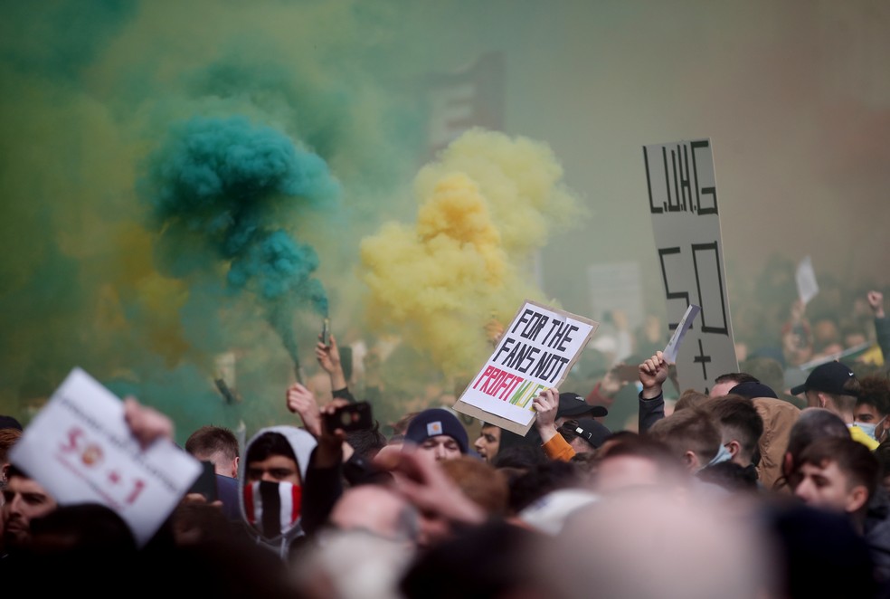 Centenas de torcedores protestaram neste domingo — Foto: Reuters