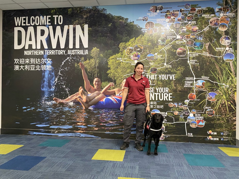 A cuidadora de Zinta e a cachorra em Darwin, na Austrália — Foto: Reprodução/Governo da Austrália