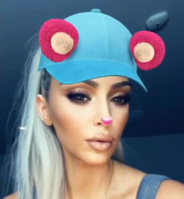 A socialite Kim Kardashian no vídeo no qual se compara à cantora Ariana Grande (Foto: Snapchat)