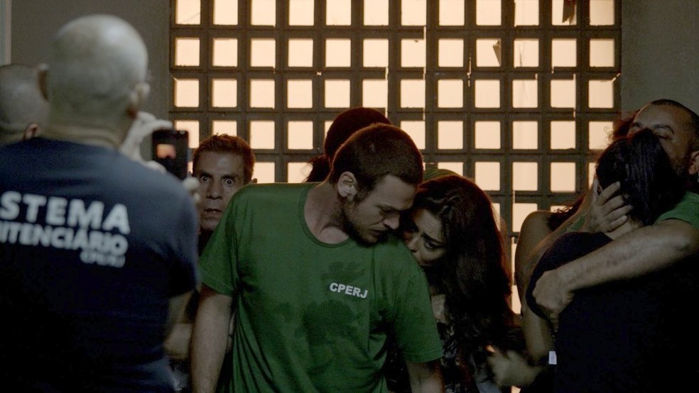 Em 'A Força do Querer', Bibi (Juliana Paes) e Rubinho (Emilio Dantas) são flagrados transando em banheiro de penitenciária — Foto: Globo