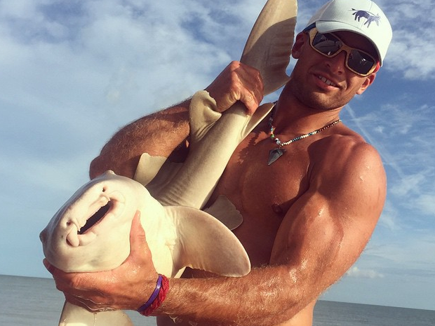 Elliot Sudal com tubarão (Foto: Reprodução/Instagram)
