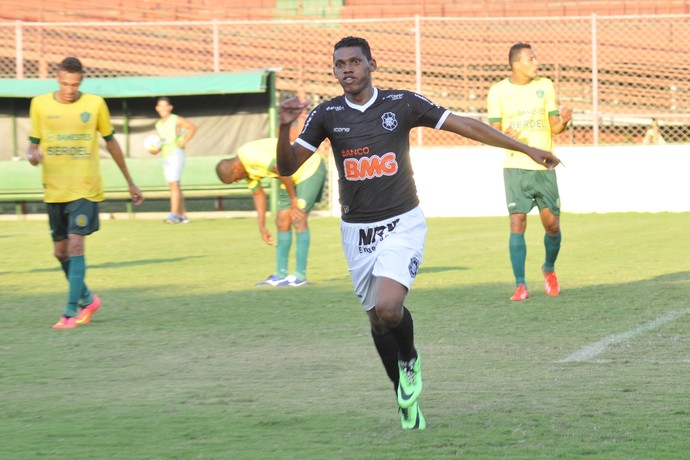 O meia Marcos Alagoano fez dois gols e foi o nome do jogo (Foto: Marcos Fernandez/A Gazeta)