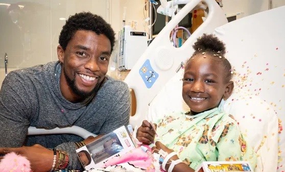 Chadwick Boseman durante visita a crianças que lutam contra o câncer (Foto: Twitter)